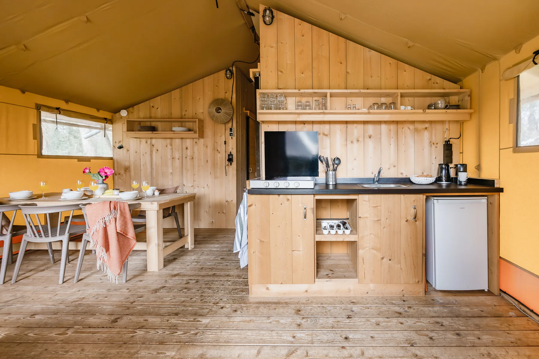 Keuken en eettafel in een glamping tent op Gooise Heide