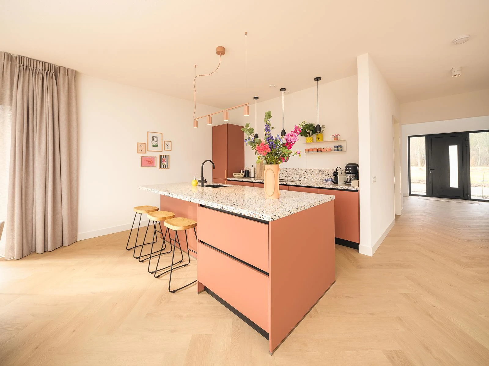 Lichte keuken met kookeiland in een Harderwold-villa