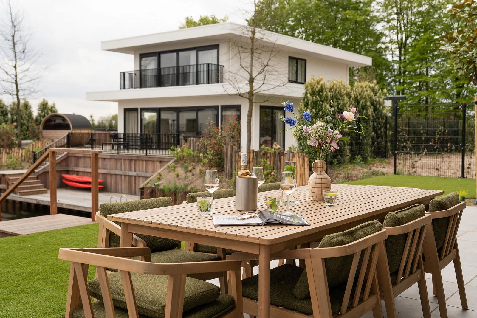 Terras aan het water bij een vrijstaande Harderwold-villa
