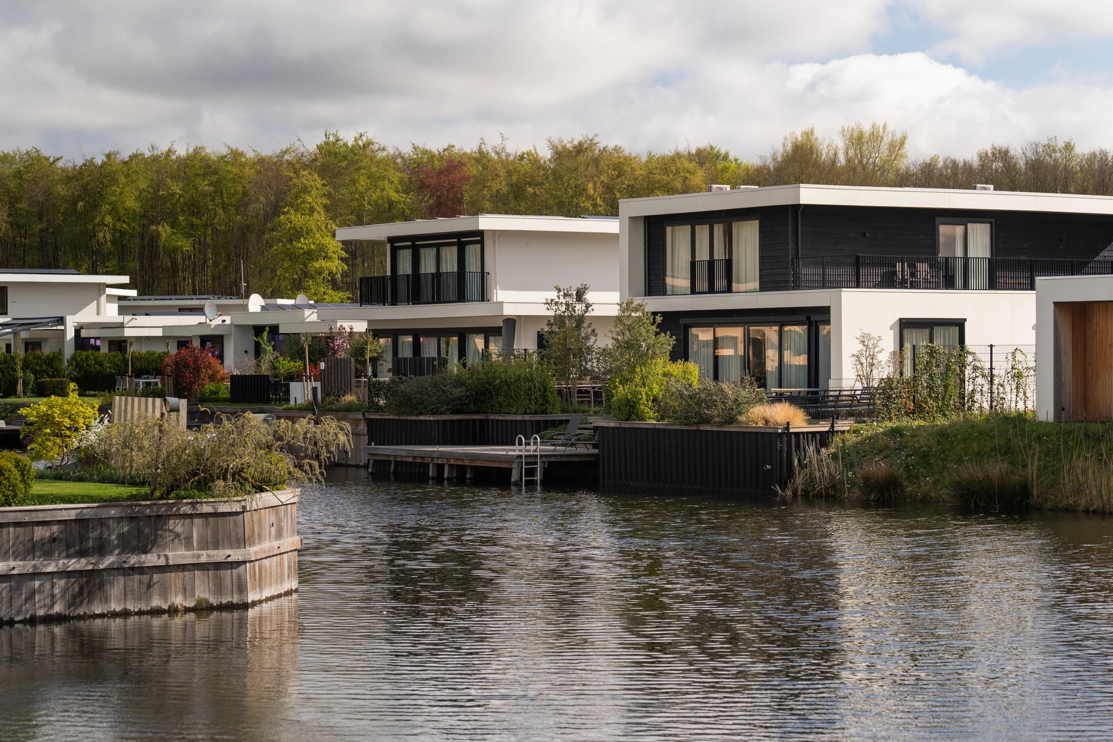 Moderne villa’s met eigen aanlegsteigers aan het water bij Harderwold Villa Resort