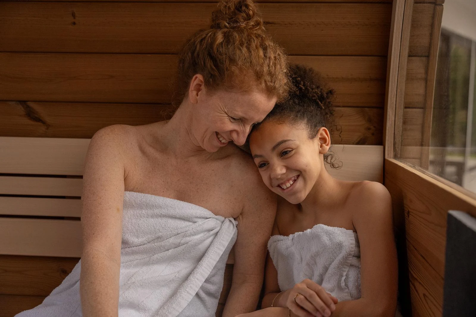 Gasten ontspannen in een privésauna bij Harderwold