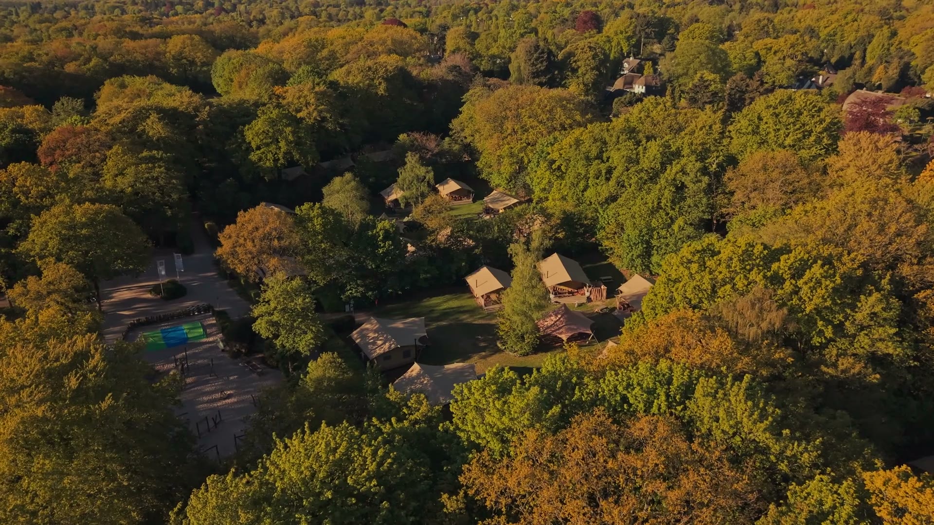 Luchtfoto van een recreatiepark in een bosrijke omgeving