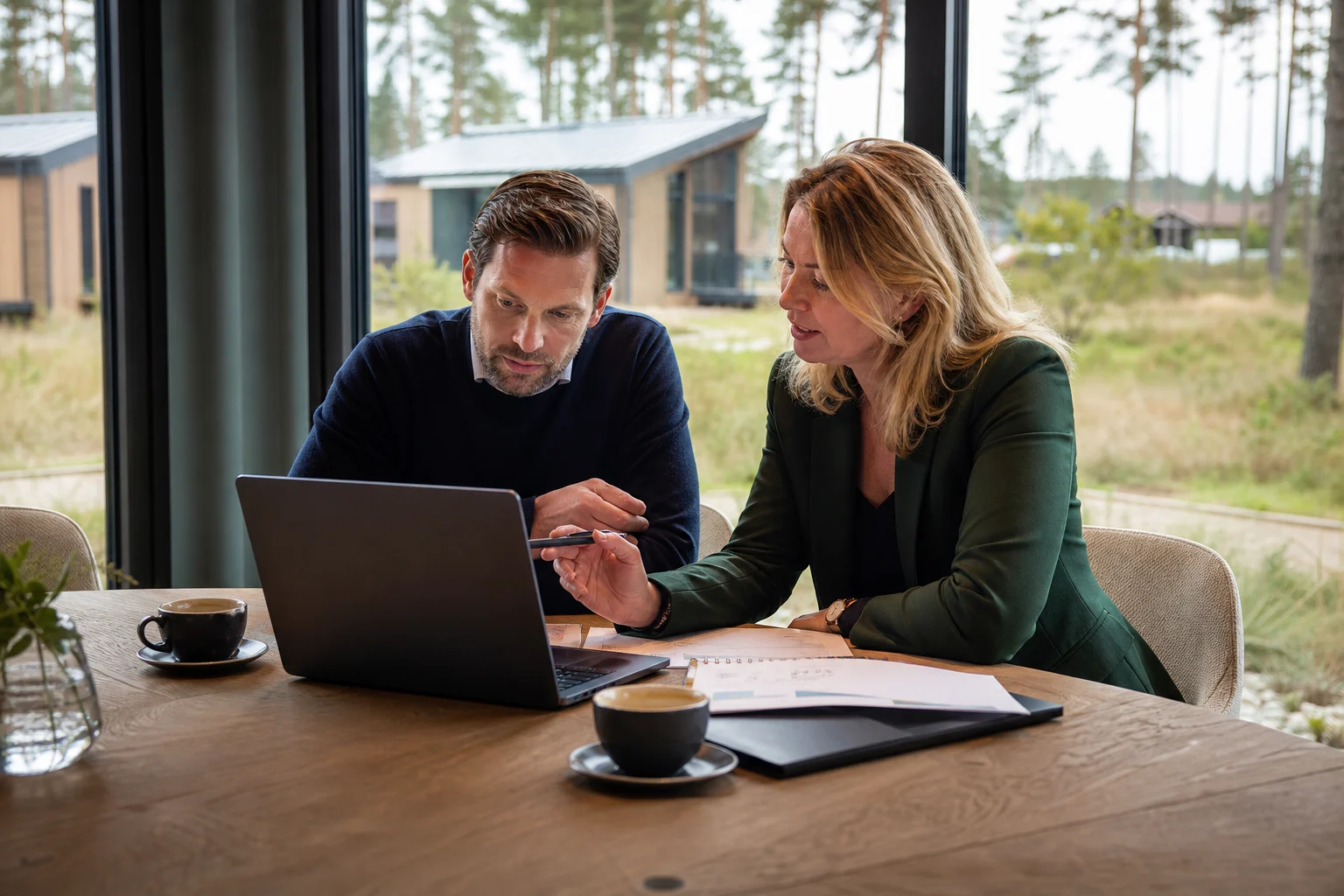 Parkmanager en distributiepartner bespreken boekingskanalen op een laptop