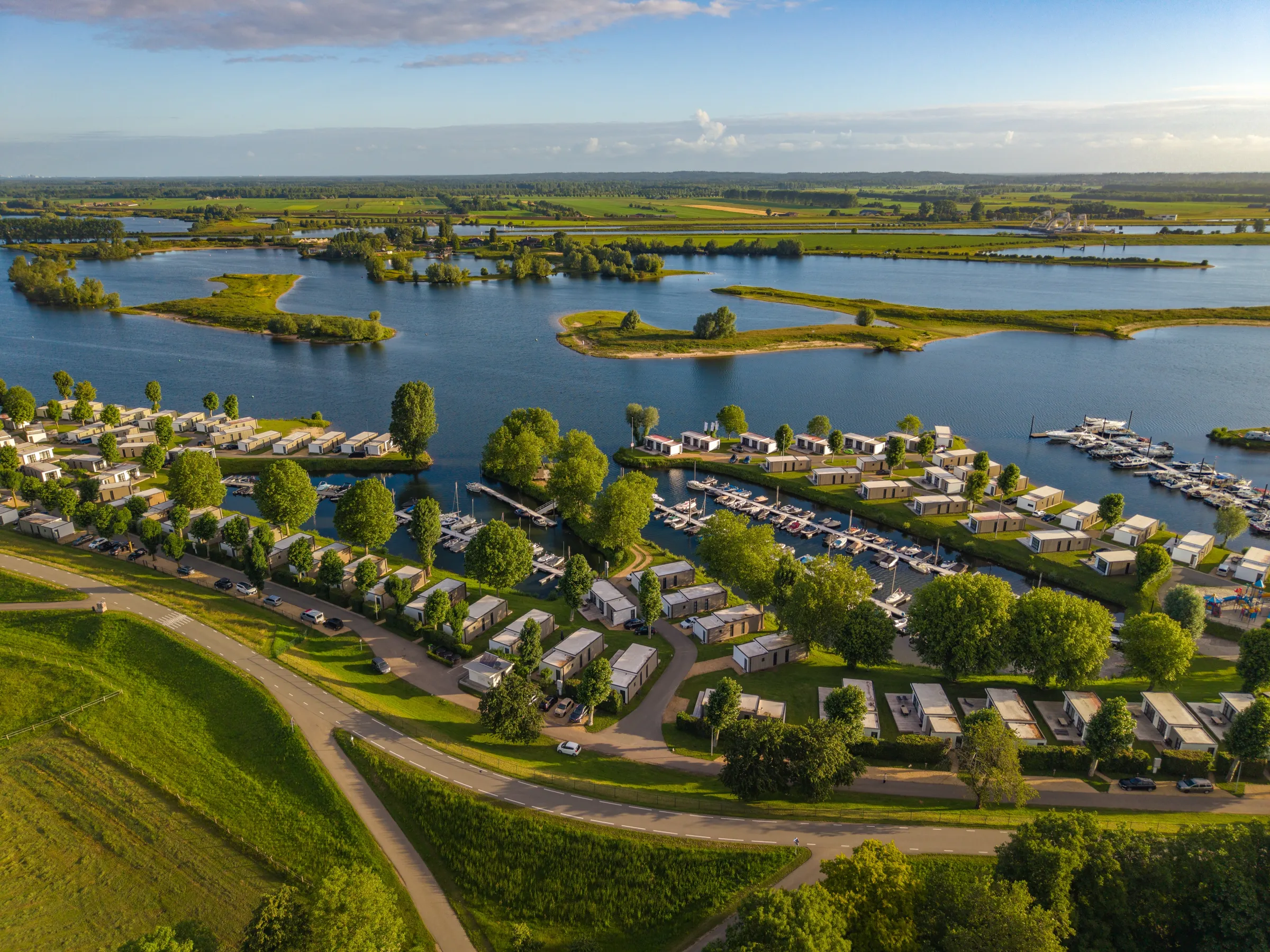 Luchtfoto van MarinaPark Bad Nederrijn met vakantiewoningen, jachthaven en eilandjes in de plas