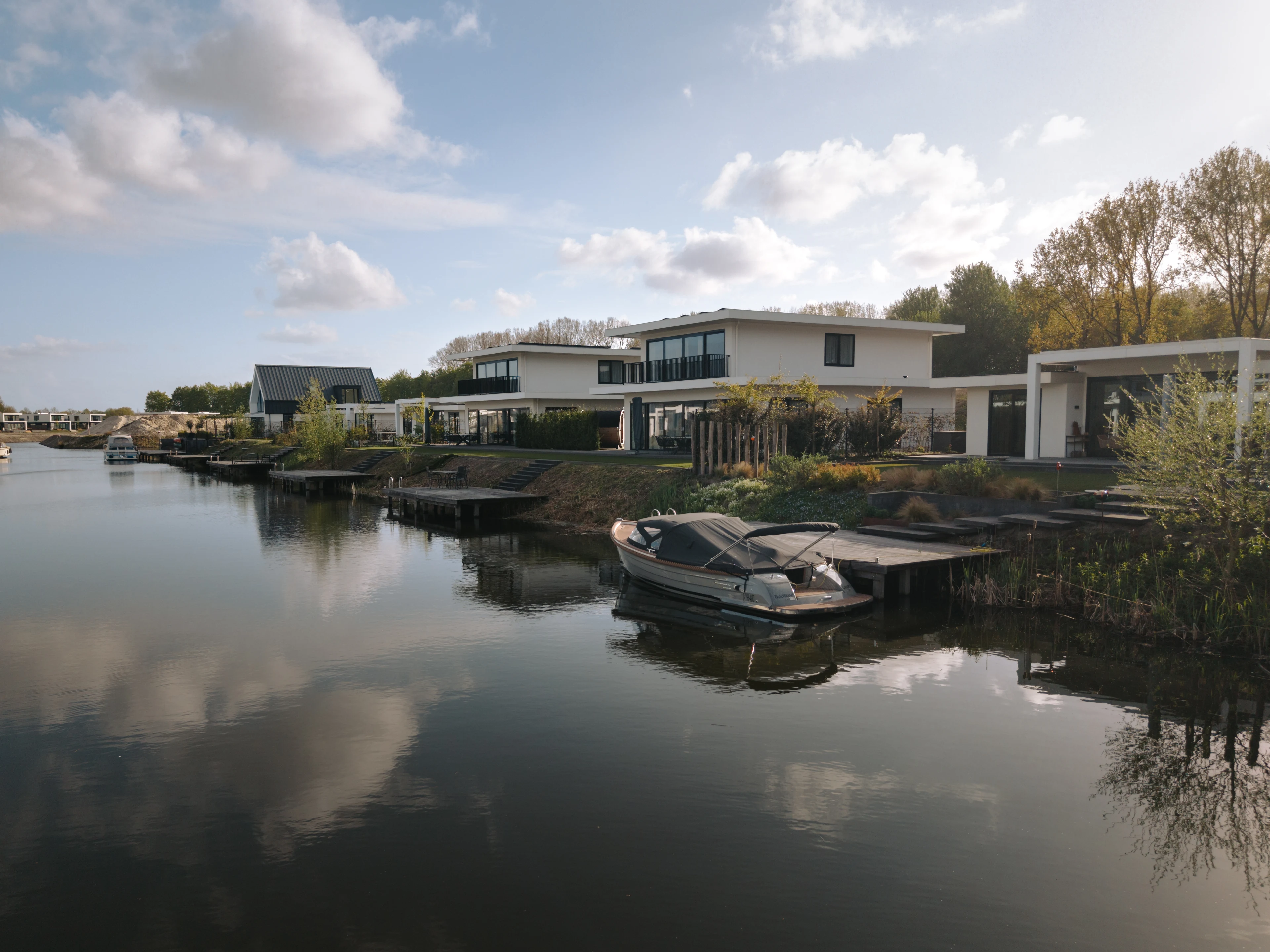 Moderne recreatiewoningen aan het water